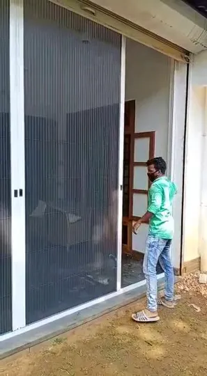 Wide-opening pleated mosquito mesh demonstration